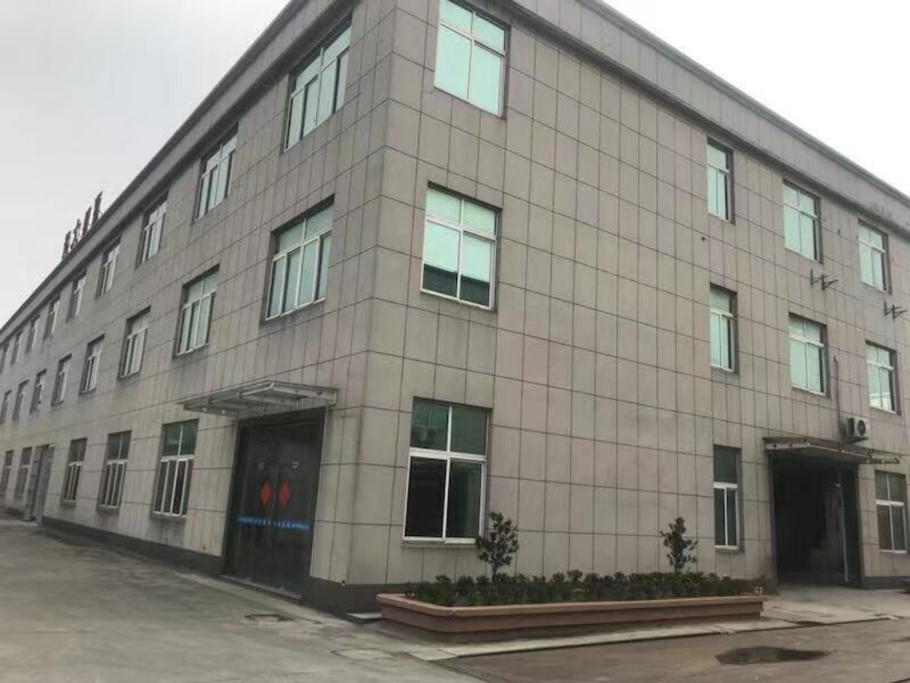 Aluminum Bottle Factory Building Exterior